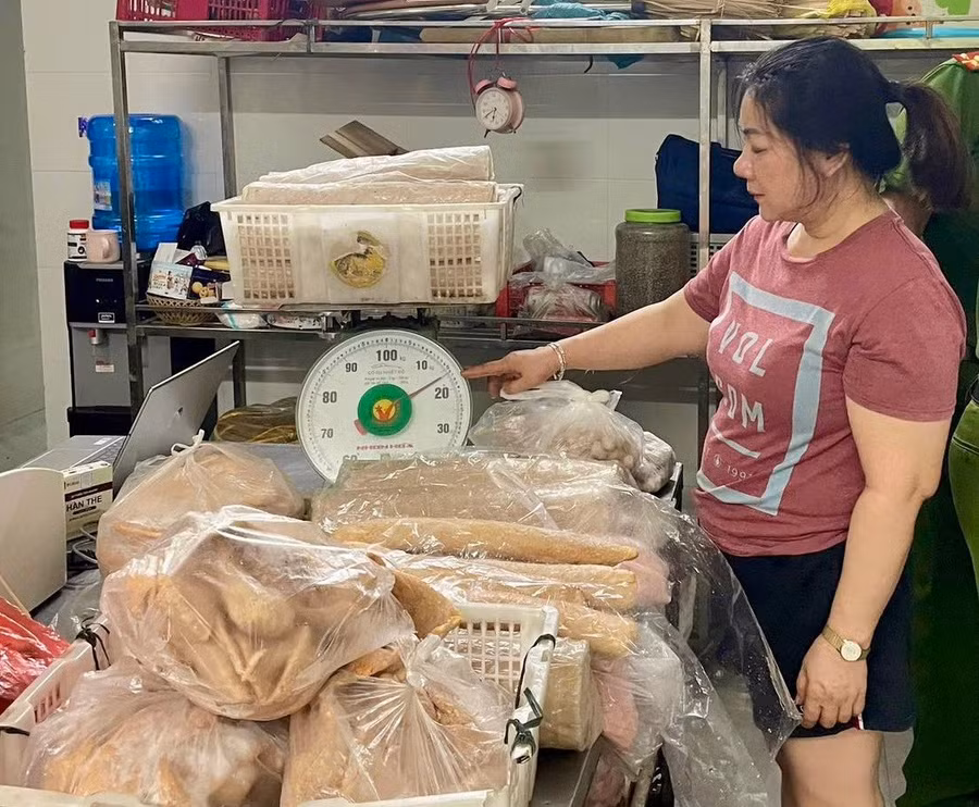 Công an phát hiện, thu giữ sản phẩm hàng hoá vi phạm. Ảnh: Công an tỉnh Tuyên Quang