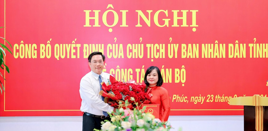 Chủ tịch UBND tỉnh Vĩnh Phúc Trần Duy Đông trao Quyết định và tặng hoa chúc mừng tân Giám đốc Sở Tài chính Đỗ Thị Hồng Nhung.