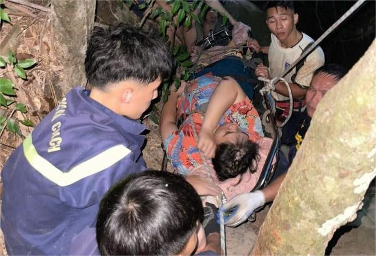 Lực lượng cứu hộ ứng cứu nạn nhận ngã xuống thác.