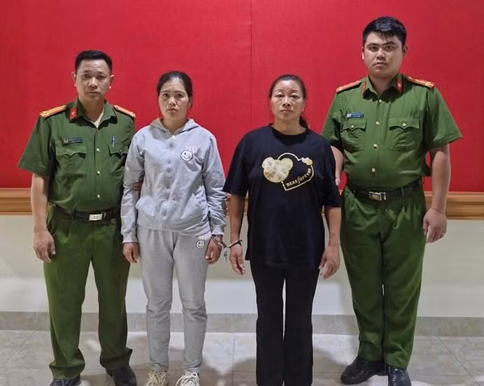 Chung Thị Xuân và Chương Thị Hợp tại cơ quan Công an. Ảnh: Công an tỉnh Hà Giang