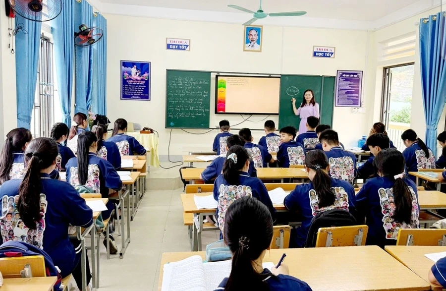 Các em học sinh khối 9, Trường THCS thị trấn Yên Minh tích cực ôn tập. (Ảnh: Phạm Hoan)