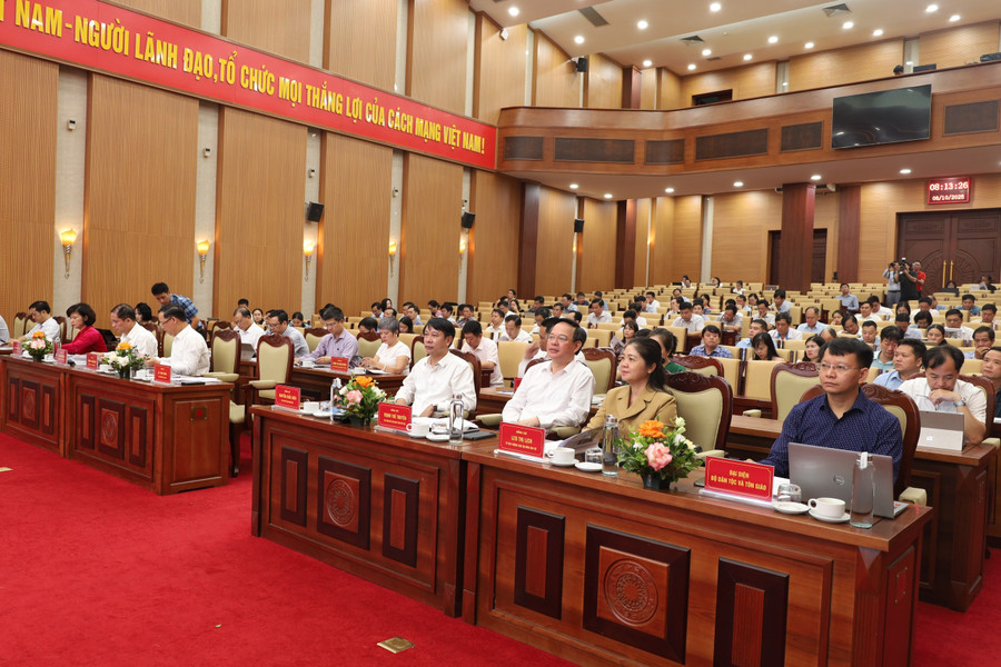 Quang cảnh Hội nghị tổng kết các nội dung về giáo dục và đào tạo trong Chương trình MTQG DTTT&MN giai đoạn 2021-2025 tổ chức tại Phú Thọ. hoi-nghi.jpg