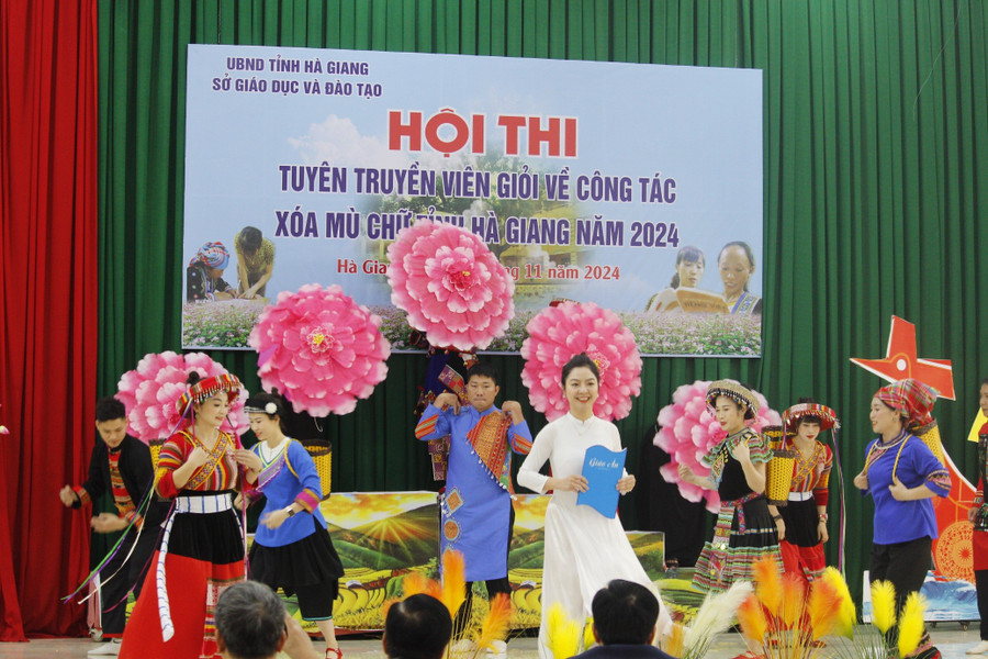 Phần thi chào hỏi của đội thi huyện Bắc Quang.