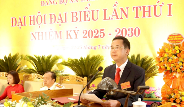 Ông Đặng Công Hòa, Bí thư Đảng ủy xã phát biểu tại đại hội. dang-cong-hoa.png