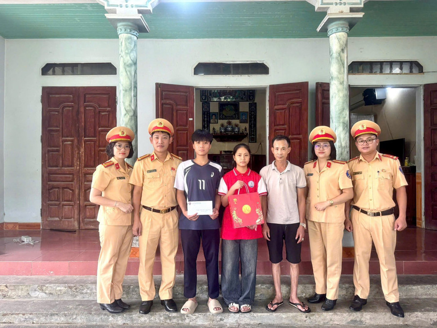 Phòng CSGT Công an tỉnh Phú Thọ trao quà “đỡ đầu” cho hai em Nguyễn Quốc Cường và Nguyễn Thị Hạnh.