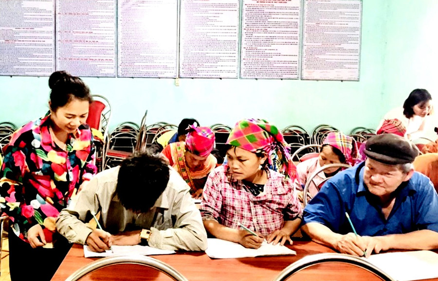 Một lớp học xóa mù chữ tại xã Thượng Sơn, tỉnh Tuyên Quang.