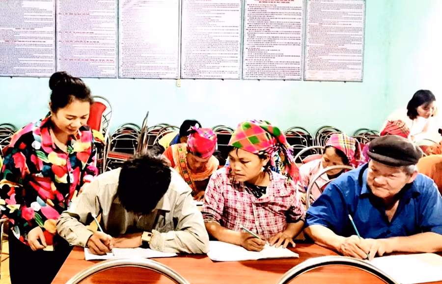 Một lớp học xóa mù chữ tại xã Thượng Sơn, tỉnh Tuyên Quang.