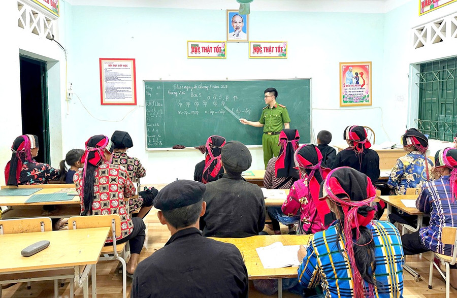 Cán bộ Công an xã Bạch Đích, tỉnh Tuyên Quang giảng dạy tại lớp xóa mù chữ.
