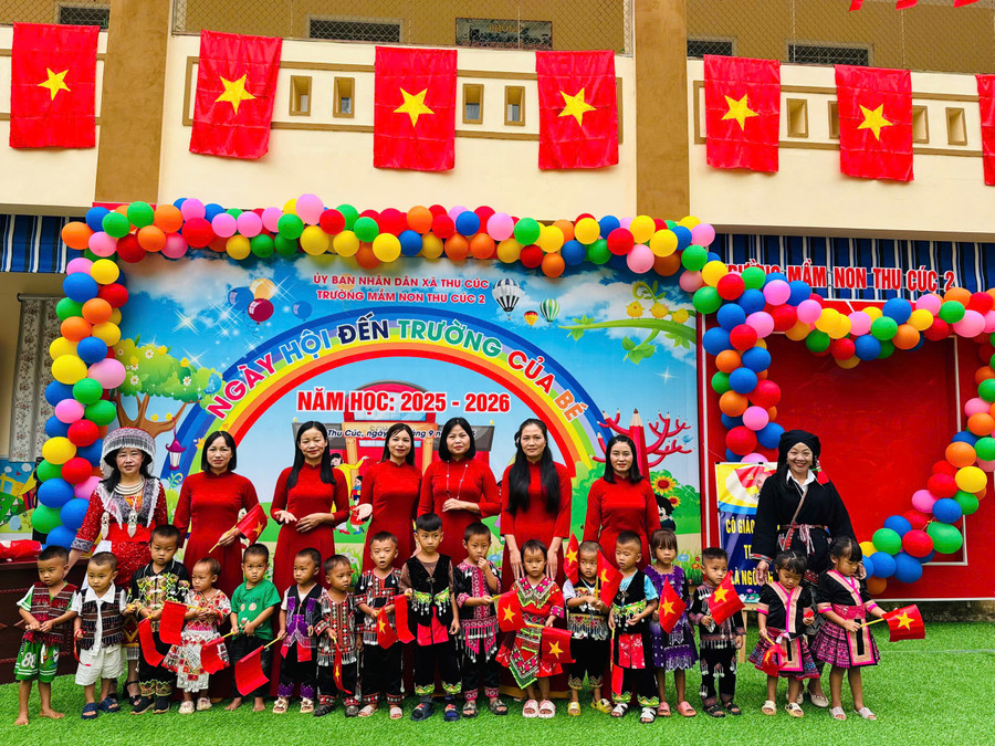 Cô và trò Trường Mầm non Thu Cúc (tỉnh Phú Thọ) trong ngày hội đến trường của bé.