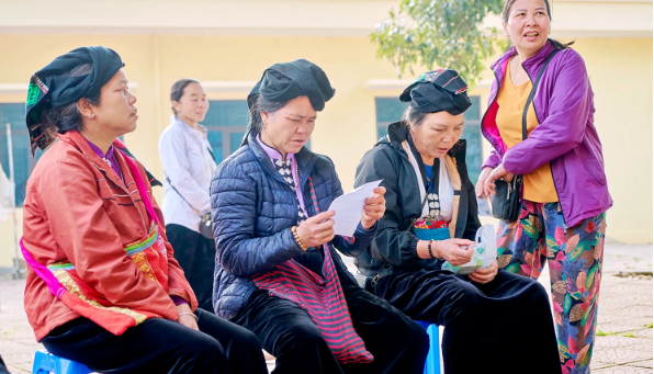 Phụ nữ dân tộc thiểu số ở xã Tân Pheo đọc từng dòng chữ trên toa thuốc - điều mà trước đây họ phải nhờ người khác làm giúp. Ảnh: Nguyễn Yến