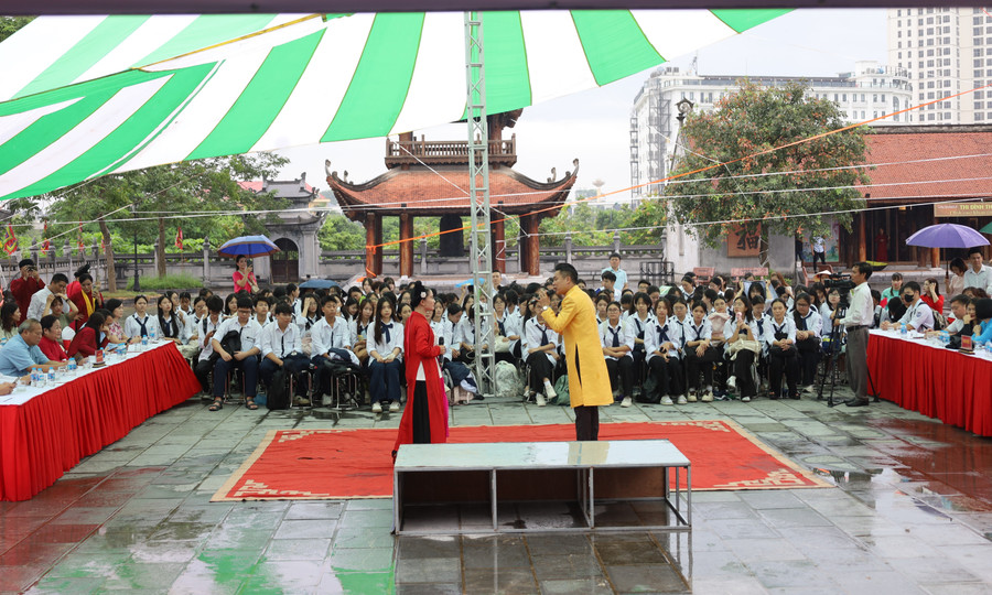 Phần trình diễn làn điệu Chèo của các nghệ sỹ. img-8158.jpg