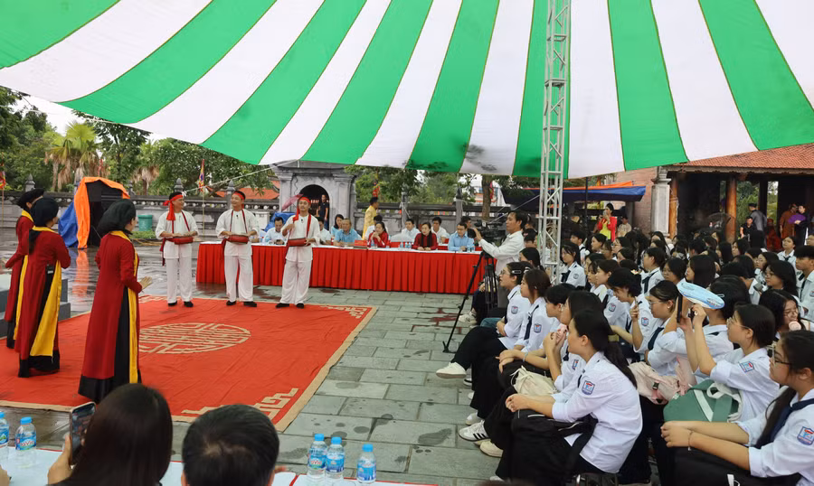 Học sinh chăm chú theo dõi tiết mục hát Trống Quân Đức Bác.