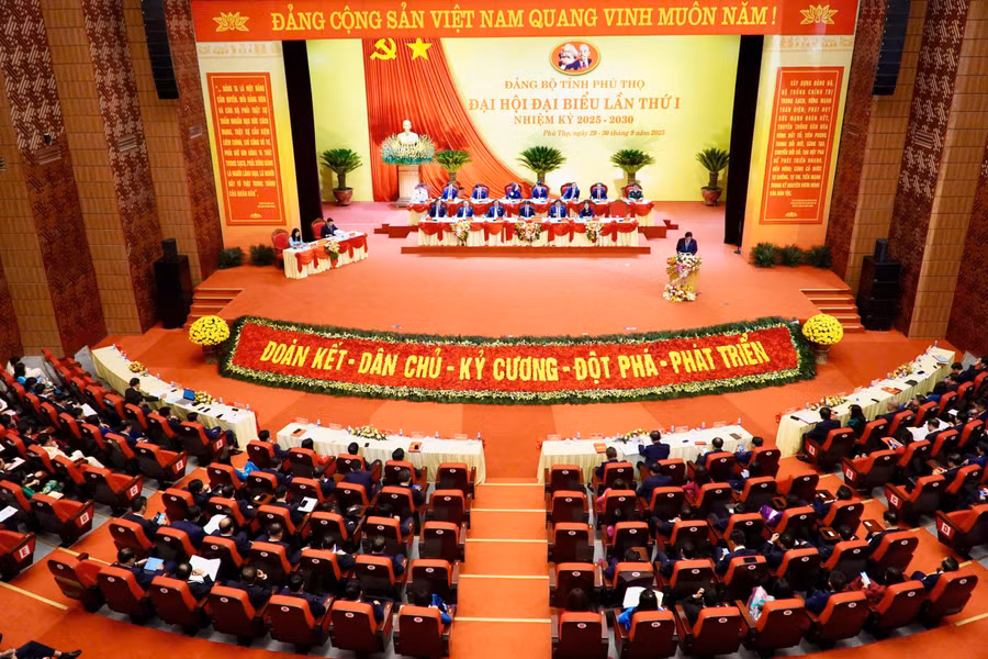 Đại hội đại biểu Đảng bộ tỉnh Phú Thọ lần thứ I, có sự tham dự của 500 đại biểu, đại diện cho hơn 257.000 Đảng viên trong toàn Đảng bộ. 