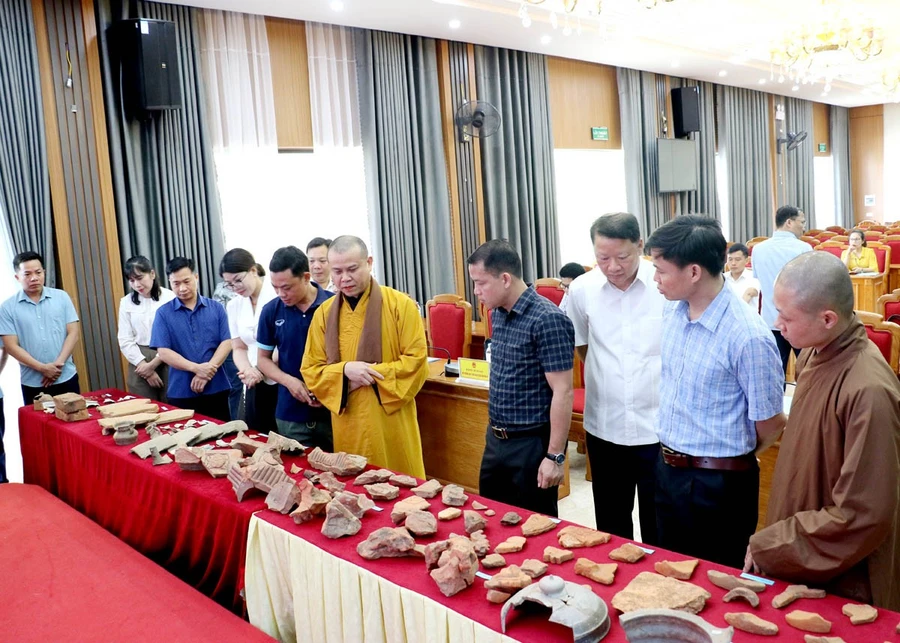 Trưng bày các hiện vật cổ phát hiện trong quá trình khai quật tại của Ba Tự.