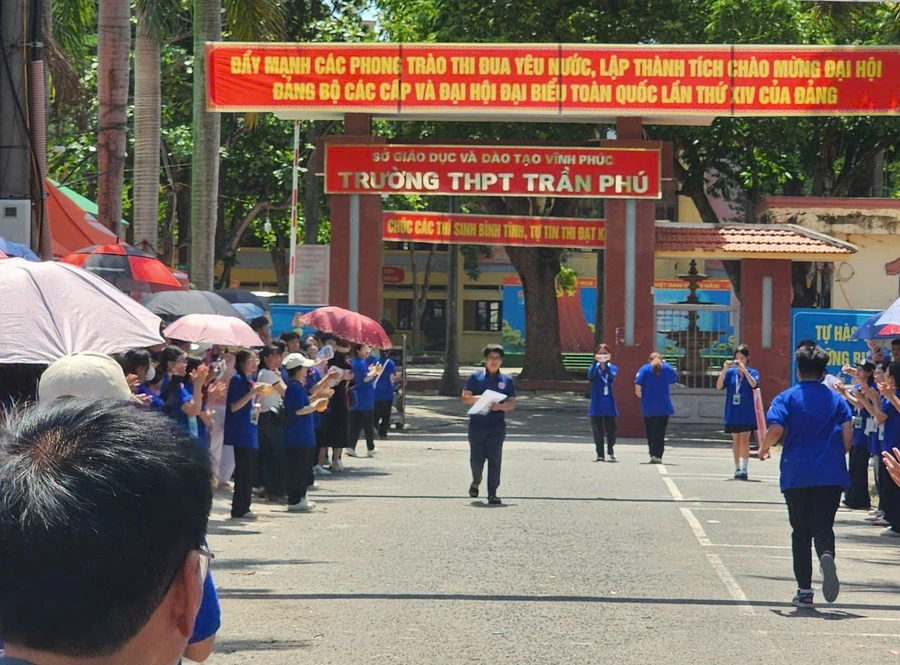 Những thí sinh đầu tiên hoàn thành bài thi tại Hội đồng coi thi Trường THPT Trần Phú, Vĩnh Yên, Vĩnh Phúc.
