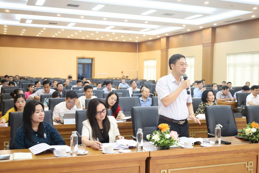 Lãnh đạo Học viện Quản lý Giáo dục trình bày ý kiến tại hội thảo. ht001.jpg