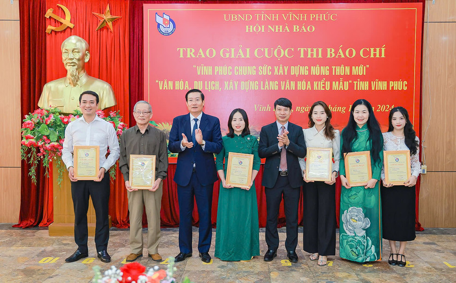Tác giả, nhóm tác giả đạt giải A Cuộc thi "Văn hóa, du lịch, xây dựng Làng văn hóa kiểu mẫu" tỉnh Vĩnh Phúc.
