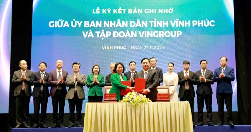 Lãnh đạo tỉnh Vĩnh Phúc và lãnh đạo Tập đoàn Vingroup ký kết Bản ghi nhớ tại hội nghị.