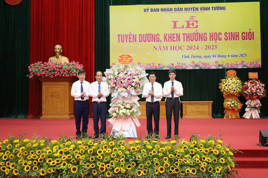 Lãnh đạo huyện Vĩnh Tường tặng hoa chúc mừng ngành giáo dục địa phương. 8.jpg