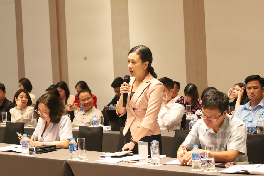 Đại diện Trung tâm dịch vụ việc làm Vĩnh Phúc trao đổi tại hội nghị. ttdvvl.jpg