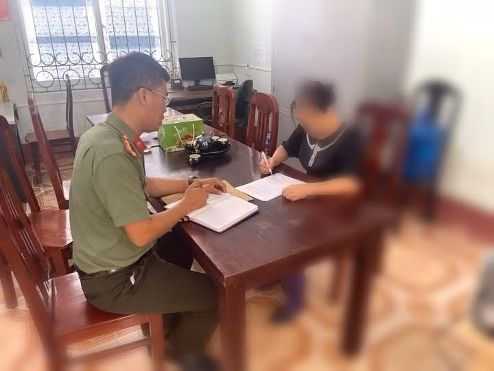 Công an giải thích cho bà H. về thủ đoạn của những kẻ lừa đảo. Ảnh: Công an xã Lập Thạch