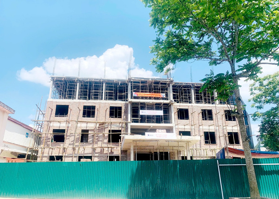 Công trình Khoa khám, chữa bệnh và điều trị Bệnh viện Đa khoa huyện Quản Bạ phấn đấu hoàn thành vào ngày 31/5.