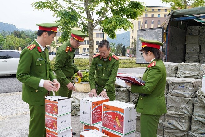 Lực lượng chức năng kiểm đếm số hàng hóa bị thu giữ. (Ảnh: Công an tỉnh Hà Giang)