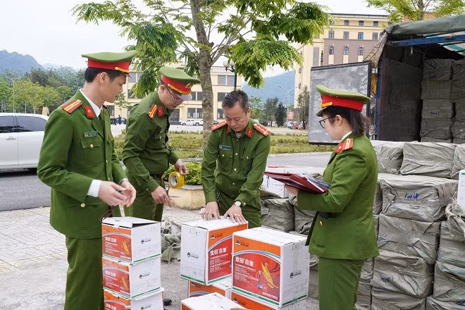 Lực lượng chức năng kiểm đếm số hàng hóa bị thu giữ. (Ảnh: Công an tỉnh Hà Giang)