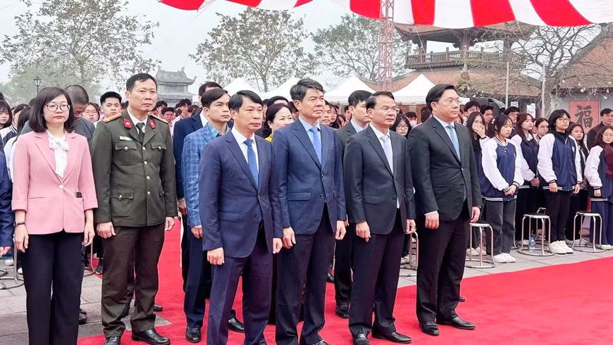 Đại biểu dâng hương tưởng nhớ các vị khoa bảng tại Văn Miếu Vĩnh Phúc.