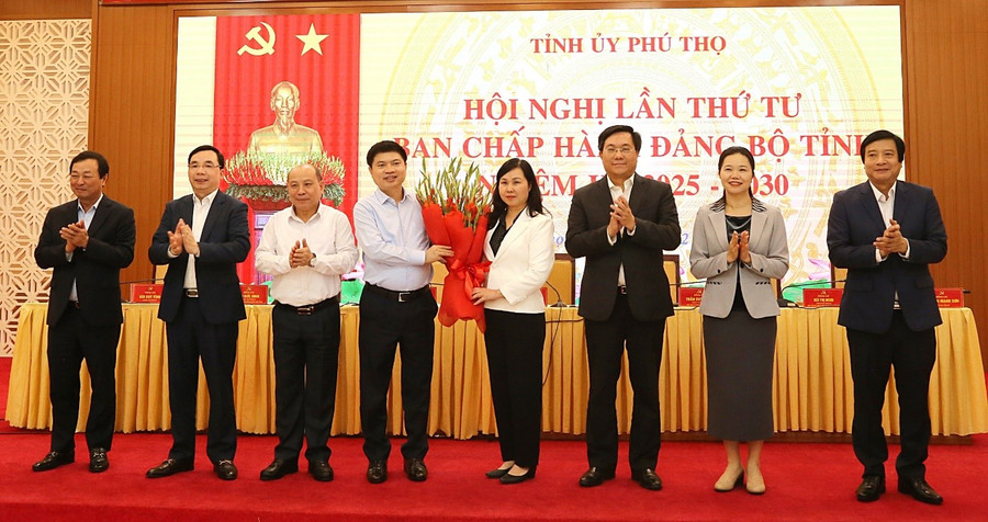 Thường trực Tỉnh ủy Phú Thọ tặng hoa chúc mừng bà Bùi Thị Thu Hằng.