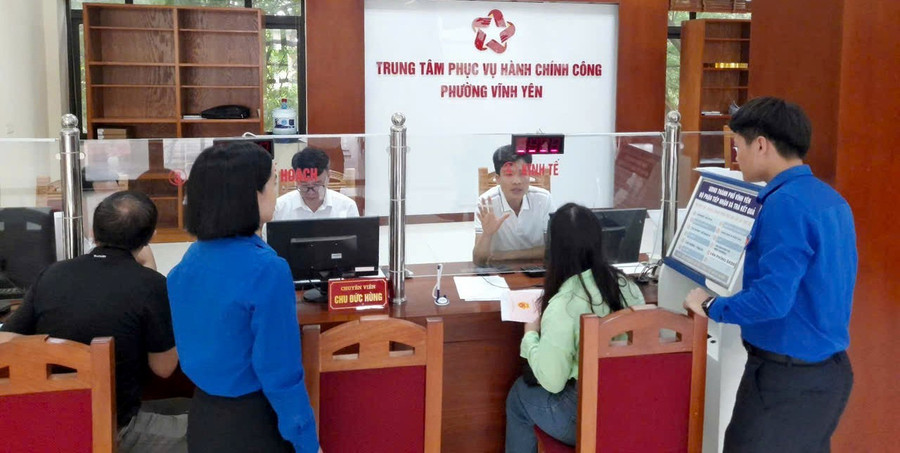 Đoàn thanh niên phường Vĩnh Yên chủ động bố trí đoàn viên thanh niên túc trực hỗ trợ người dân đến thực hiện các thủ tục hành chính. 3-doanthanhnien.jpg