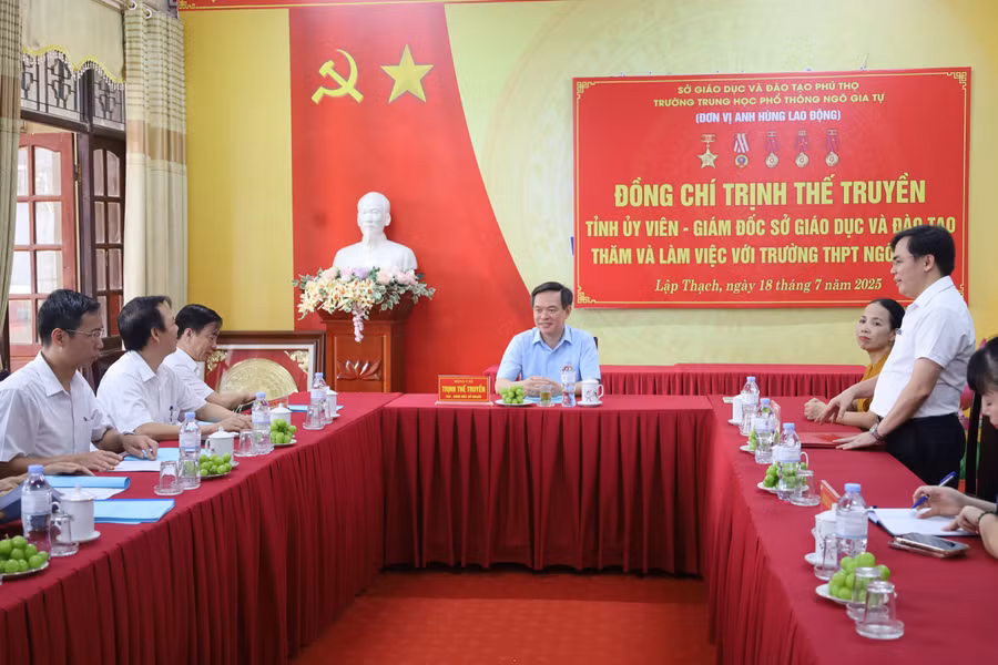 Đoàn công tác làm việc tại Trường THPT Ngô Gia Tự (Lập Thạch, Phú Thọ).