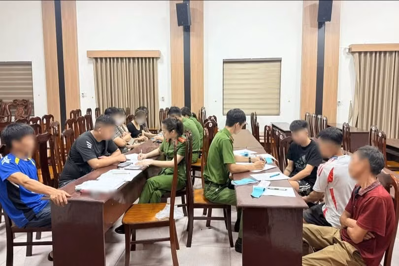 Nhóm người tổ chức trông giữ xe trái phép bị công an xử lý. Ảnh: Công an tỉnh Phú Thọ.