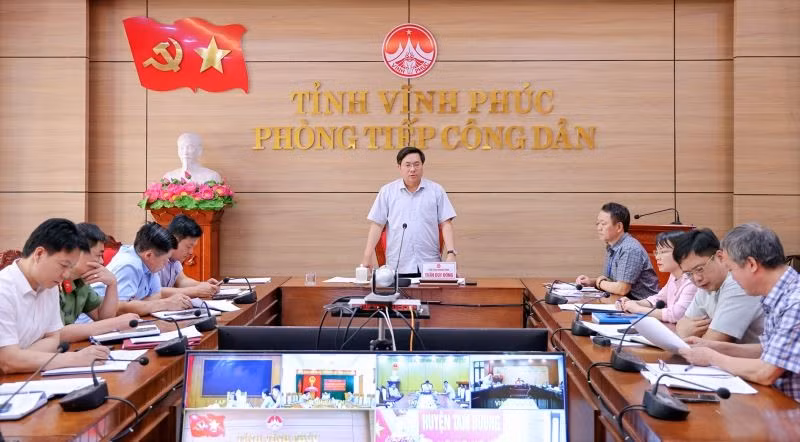 Ông Trần Duy Đông tiếp công dân khi còn là Chủ tịch UBND tỉnh Vĩnh Phúc (cũ).
