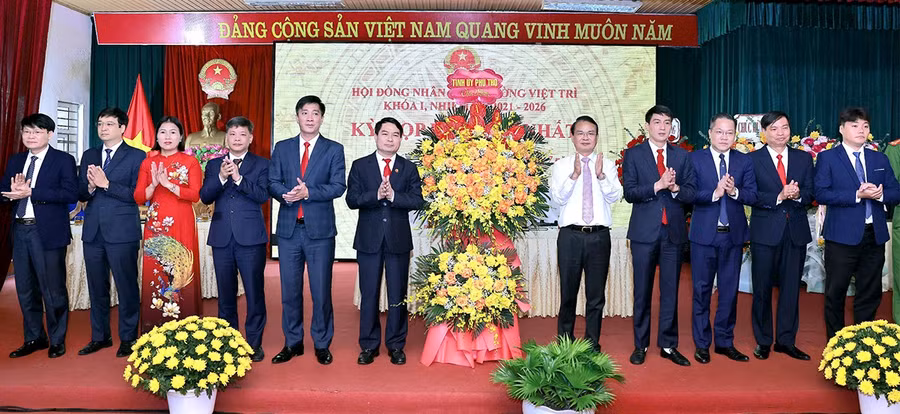 Bí thư Tỉnh ủy Phú Thọ Đặng Xuân Phong (áo trắng) chúc mừng HĐND phường Việt Trì. (Ảnh: BPT)