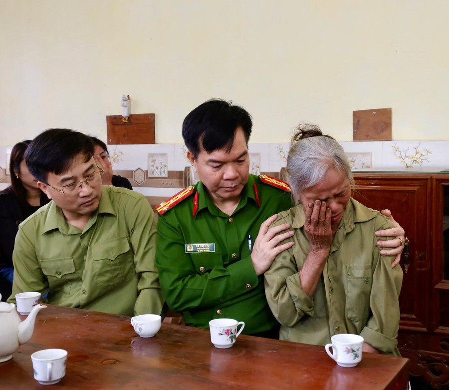 Lãnh đạo Công an tỉnh Tuyên Quang chia buồn với gia đình nạn nhân.