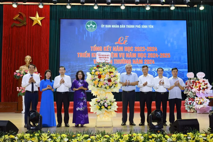 Lãnh đạo thành phố Vĩnh Yên tặng hoa chúc mừng kết quả đạt được của ngành Giáo dục địa phương.