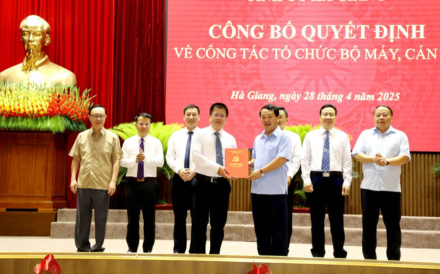 Bí thư Tỉnh ủy Hà Giang Hầu A Lềnh (bên phải) trao quyết định cho ông Nguyễn Trung Thu, Tổng Biên tập Báo Hà Giang.
