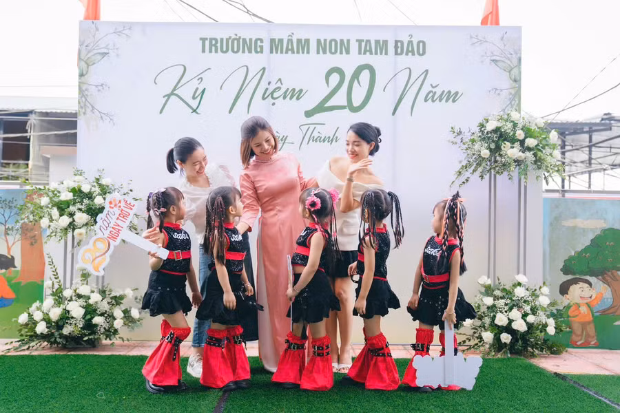 Cô và trò Trường MN Tam Đảo trong chương trình kỷ niệm 20 năm thành lập trường.