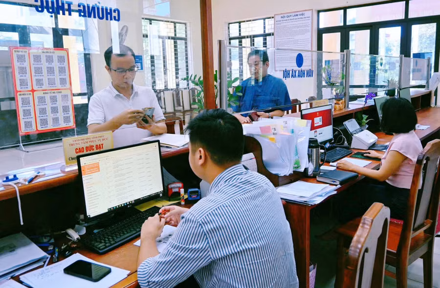 Cán bộ công chức, viên chức tại Trung tâm Phục vụ hành chính công phường Vĩnh Phúc tiếp nhận, giải quyết thủ tục hành chính cho người dân.