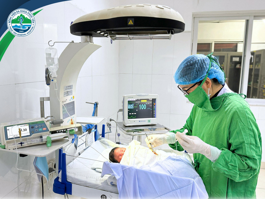 Các bác sĩ Bệnh viện Đa khoa Phúc Yên điều trị thành công cho một trẻ sơ sinh mắc đa hồng cầu nặng. Ảnh: BVĐK Phúc Yên