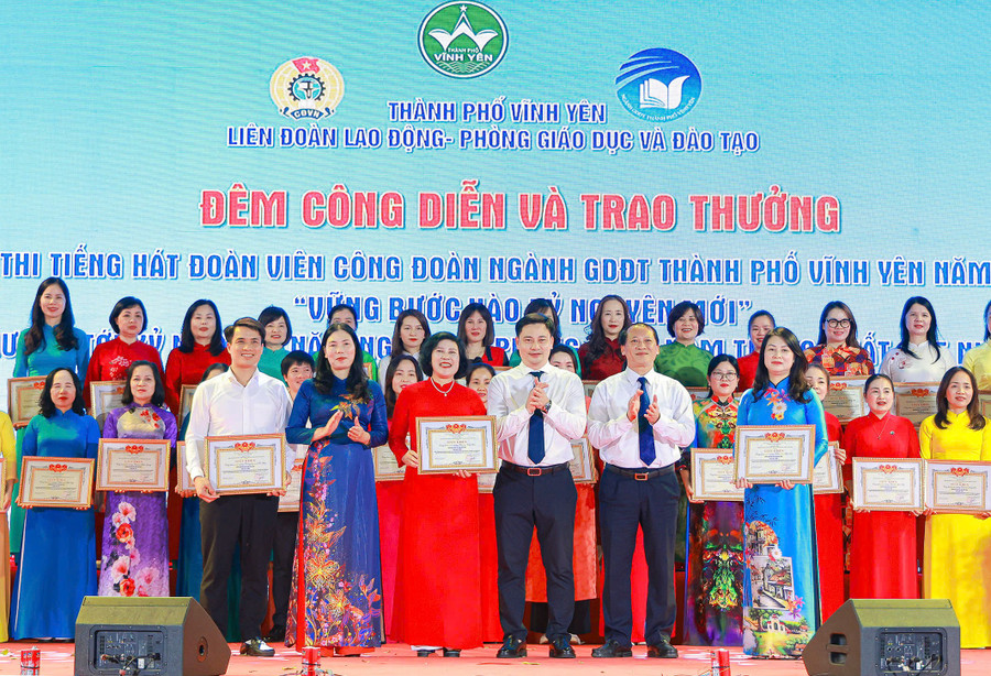 Giám đốc Sở GD&ĐT Vĩnh Phúc Nguyễn Phú Sơn, Bí thư Thành uỷ Vĩnh Yên Nguyễn Trung Hải (thứ 2 và 3 từ phải qua) cùng Chủ tịch LĐLĐ tỉnh Vĩnh Phúc trao giấy khen cho các tập thể, cá nhân tham gia Hội thi.