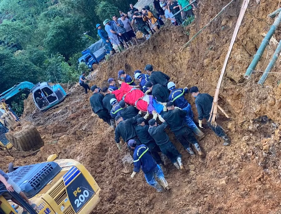 Lực lượng cứu hộ Công an tỉnh Hà Giang tìm thấy nạn nhân thứ 3 là anh Nguyễn Anh Tuấn.