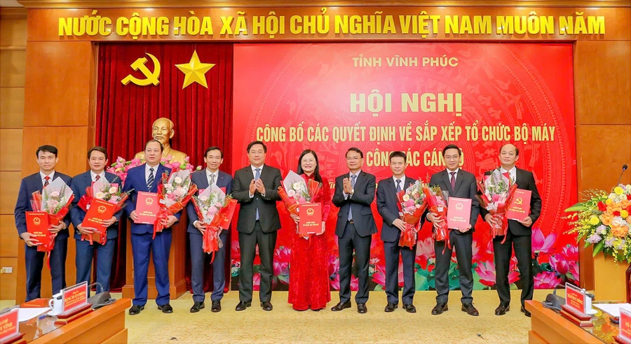 Lãnh đạo tỉnh Vĩnh Phúc chúc mừng tân Giám đốc các Sở, ngành.