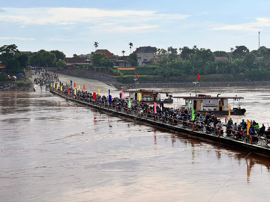 Sau khi đảm bảo các điều kiện an toàn, cầu phao đã được vận hành để phục vụ người dân. (Ảnh: Hùng Lê)
