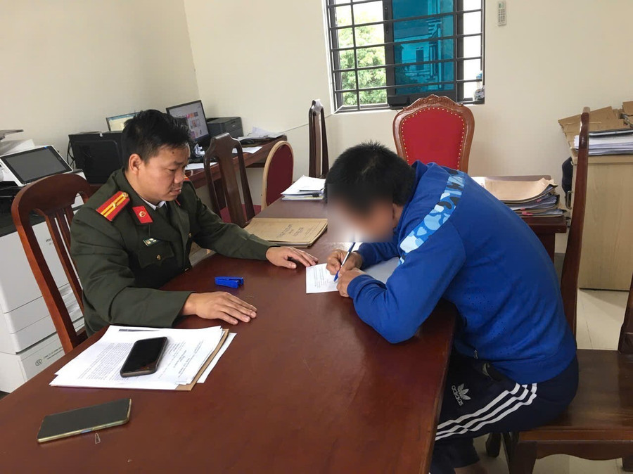 Công an xã Hợp Lý làm việc với anh T. Ảnh: Công an tỉnh Phú Thọ