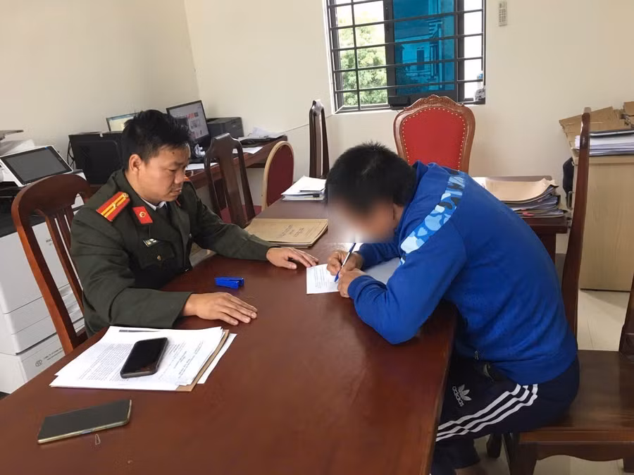 Công an xã Hợp Lý làm việc với anh T. Ảnh: Công an tỉnh Phú Thọ