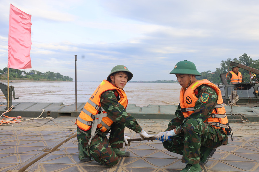 Chiến sĩ Lữ đoàn 249 thực hiện nhiệm vụ trên cầu phao. img-8092.jpg