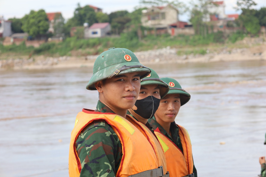 Chiến sĩ Lữ đoàn 249 trước giờ cắt cầu phao do nước sông dâng cao. img-8048.jpg