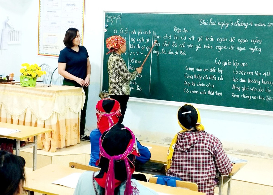 Học viên lớp xóa mù chữ tại trường Tiểu Học B, xã Minh Tân, tỉnh Tuyên Quang trong giờ học.